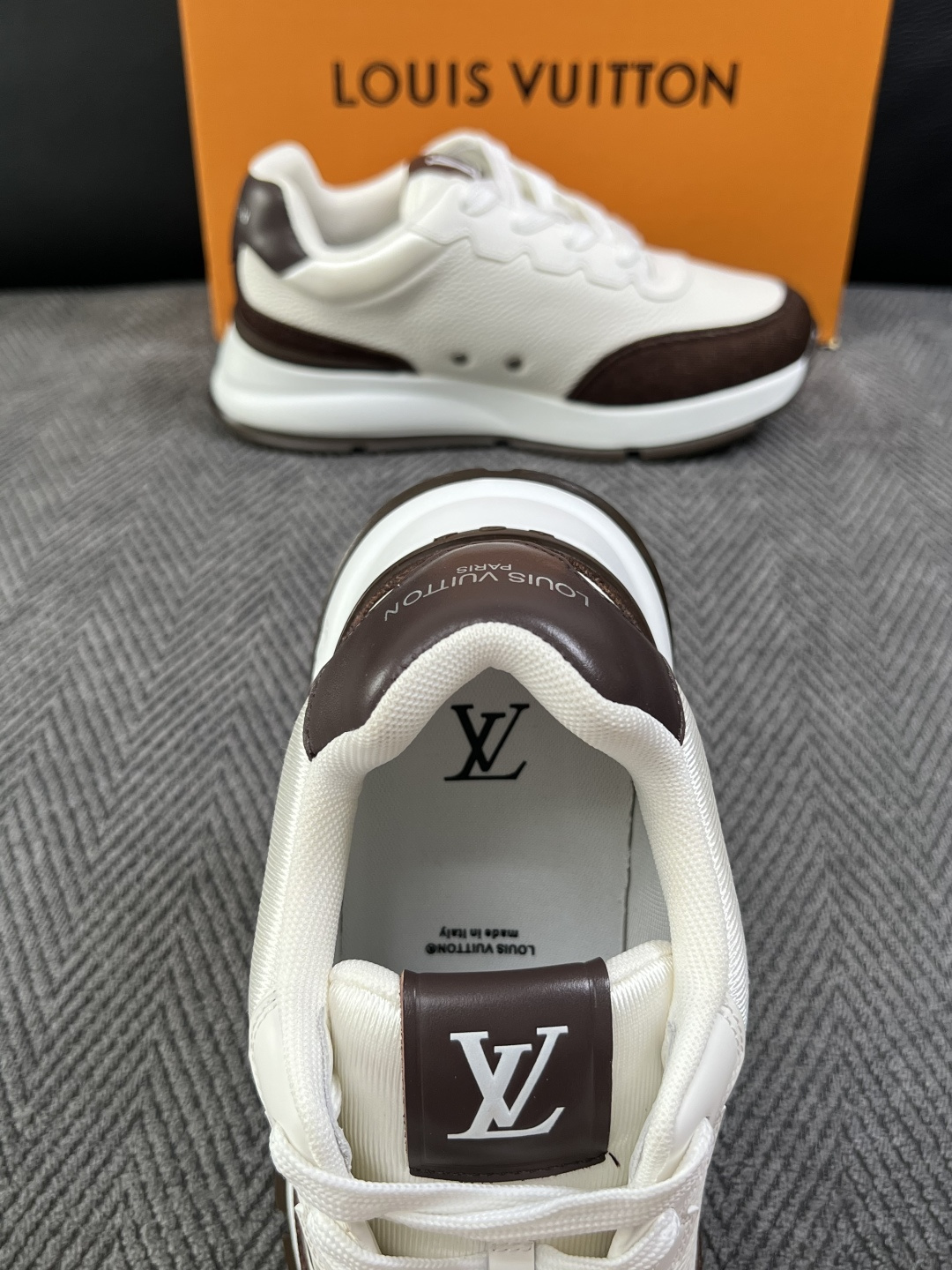 Lv  高品质  顶级工艺品  路易威登，运动板鞋专柜同步，鞋面意大利进口，高品质拼接缤纷色彩复杂工艺品，进口牛里垫柔软