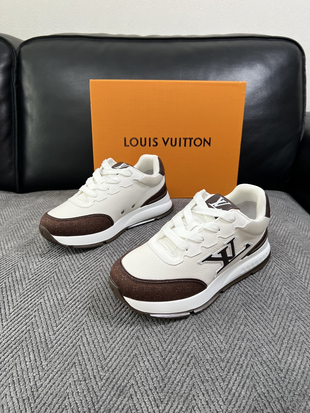 Lv  高品质  顶级工艺品  路易威登，运动板鞋专柜同步，鞋面意大利进口，高品质拼接缤纷色彩复杂工艺品，进口牛里垫柔软