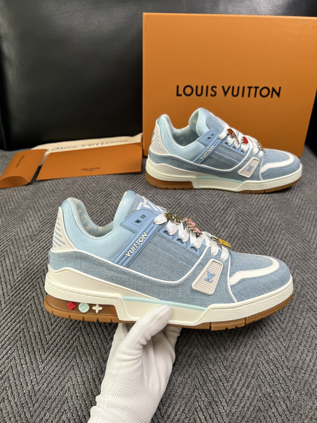 Lv  高品质  顶级工艺品  路易威登，专柜同步原厂配置，鞋面意大利进口，高品质拼接缤纷色彩复杂工艺品，进口牛皮里垫柔
