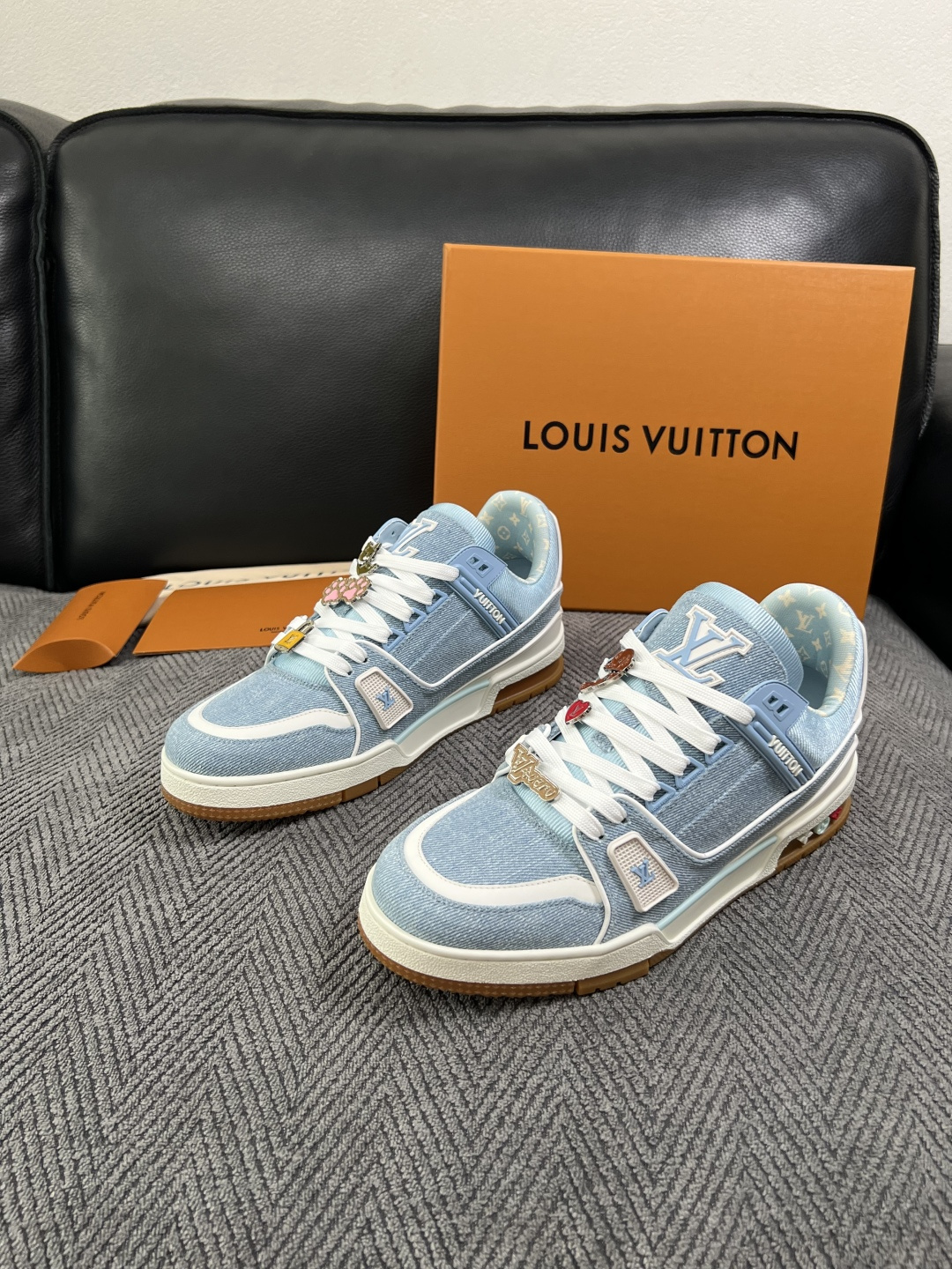 Lv  高品质  顶级工艺品  路易威登，专柜同步原厂配置，鞋面意大利进口，高品质拼接缤纷色彩复杂工艺品，进口牛皮里垫柔
