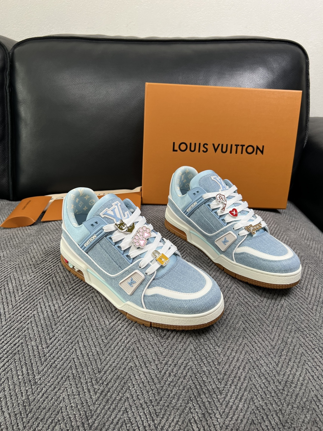 Lv 高品质 顶级工艺品 路易威登,专柜同步原厂配置,鞋面意大利进口,高品质拼接缤纷色彩复杂工艺品,进口牛皮里垫柔 Lv 高品质 顶级工艺品 路易威登,专柜同步原厂配置,鞋面意大利进口,高品质拼接缤纷色彩复杂工艺品,进口牛皮里垫柔