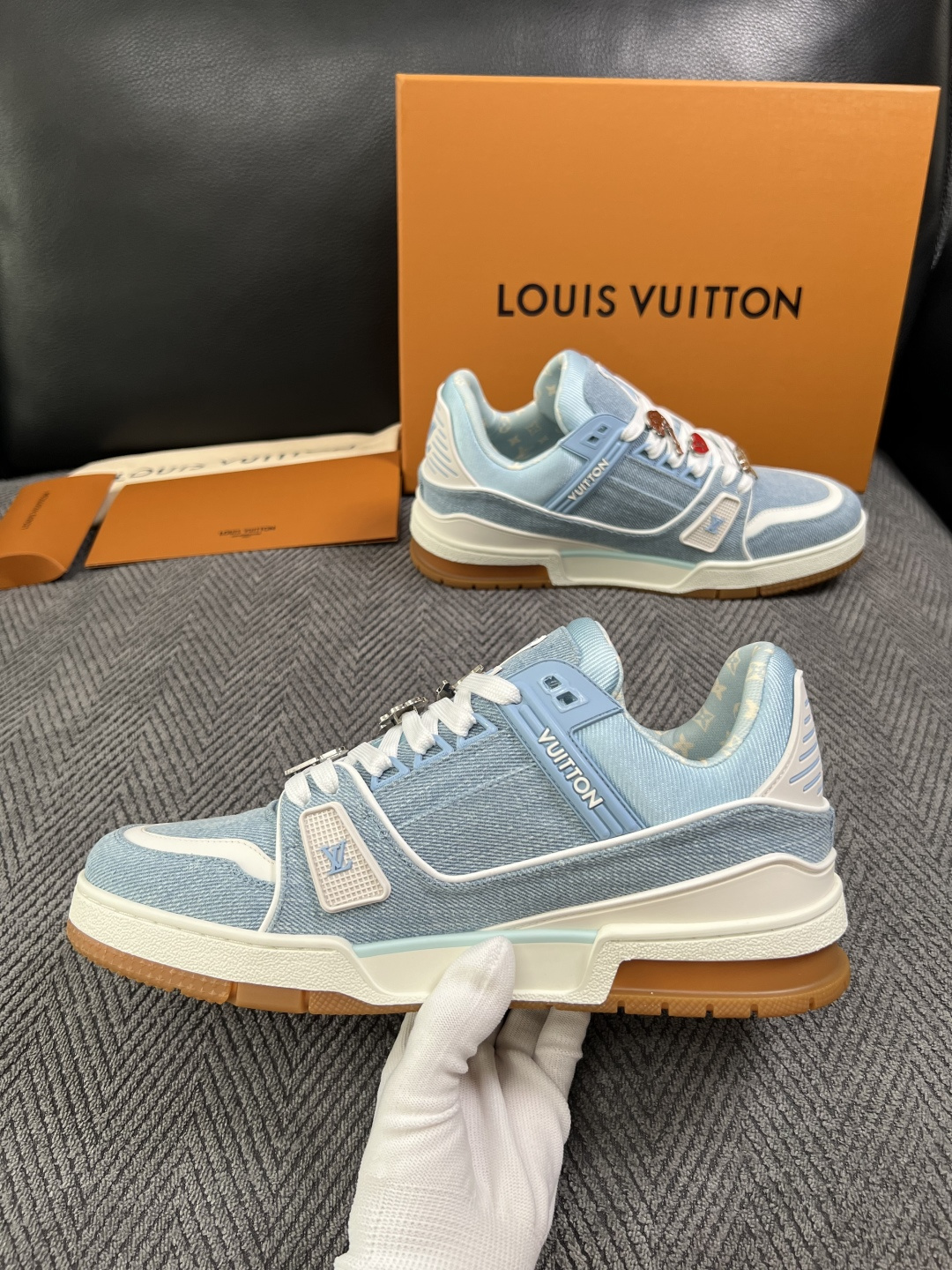 Lv  高品质  顶级工艺品  路易威登，专柜同步原厂配置，鞋面意大利进口，高品质拼接缤纷色彩复杂工艺品，进口牛皮里垫柔