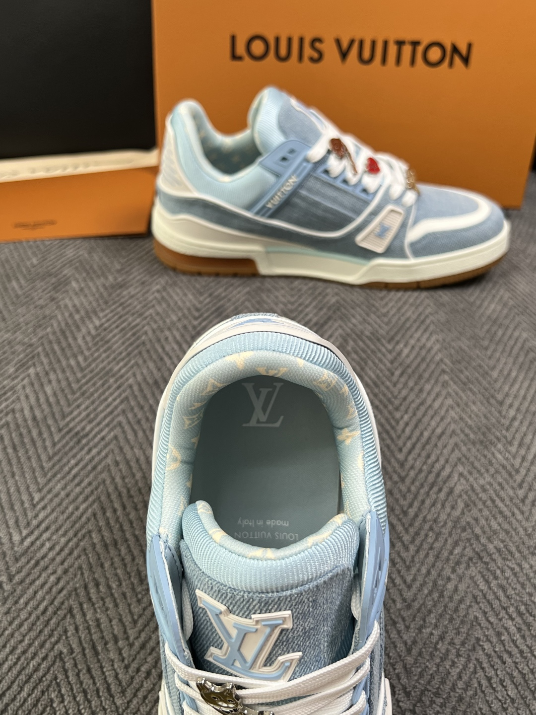 Lv  高品质  顶级工艺品  路易威登，专柜同步原厂配置，鞋面意大利进口，高品质拼接缤纷色彩复杂工艺品，进口牛皮里垫柔