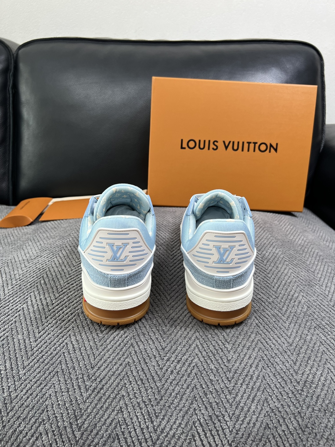 Lv  高品质  顶级工艺品  路易威登，专柜同步原厂配置，鞋面意大利进口，高品质拼接缤纷色彩复杂工艺品，进口牛皮里垫柔
