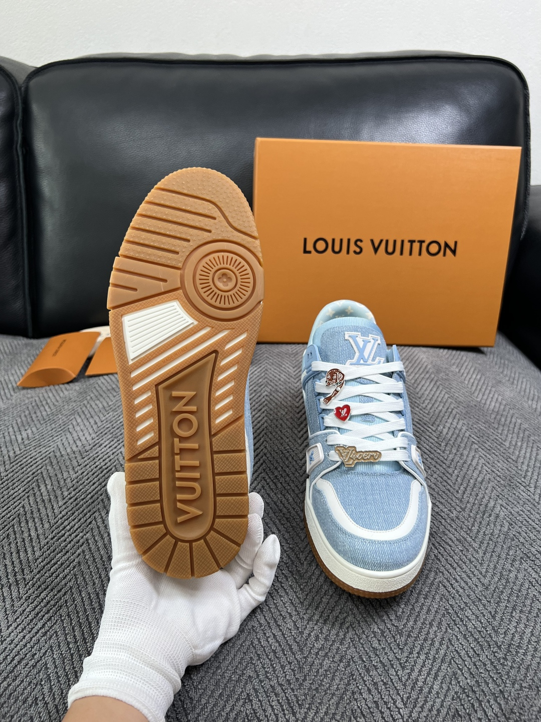 Lv  高品质  顶级工艺品  路易威登，专柜同步原厂配置，鞋面意大利进口，高品质拼接缤纷色彩复杂工艺品，进口牛皮里垫柔