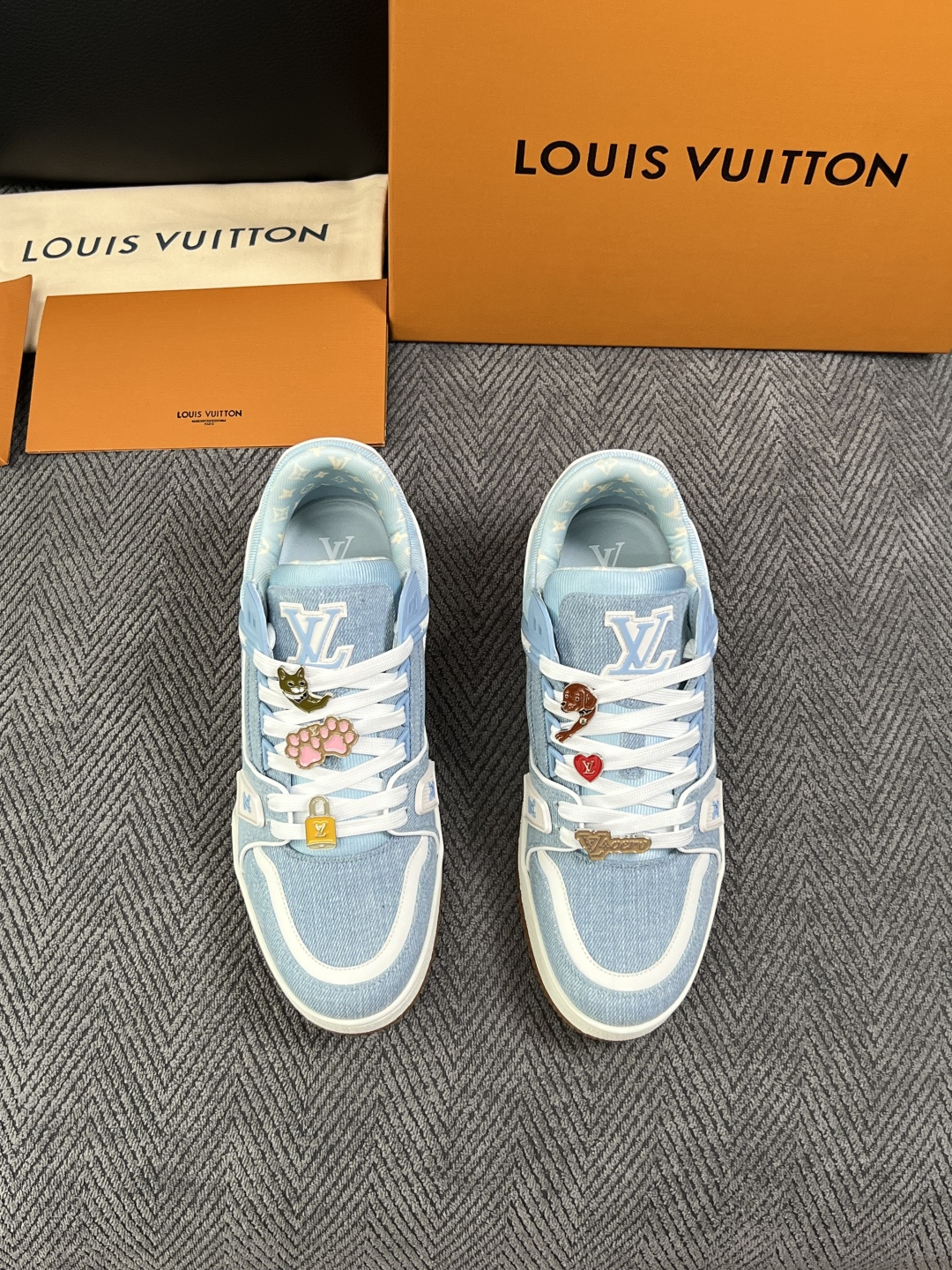 Lv  高品质  顶级工艺品  路易威登，专柜同步原厂配置，鞋面意大利进口，高品质拼接缤纷色彩复杂工艺品，进口牛皮里垫柔
