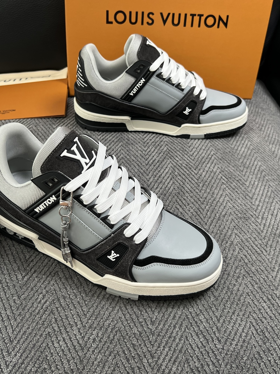 Lv  高品质  顶级工艺品  路易威登，专柜同步原厂配置，鞋面意大利进口，高品质拼接缤纷色彩复杂工艺品，进口牛皮里垫柔