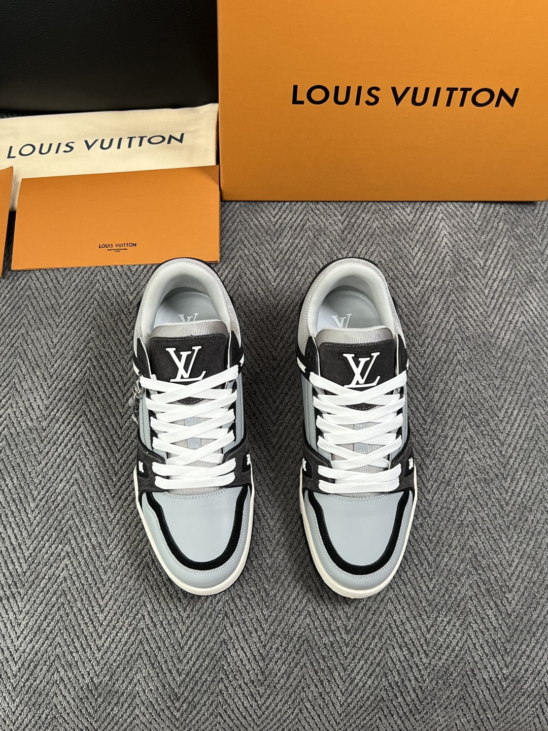 Lv  高品质  顶级工艺品  路易威登，专柜同步原厂配置，鞋面意大利进口，高品质拼接缤纷色彩复杂工艺品，进口牛皮里垫柔