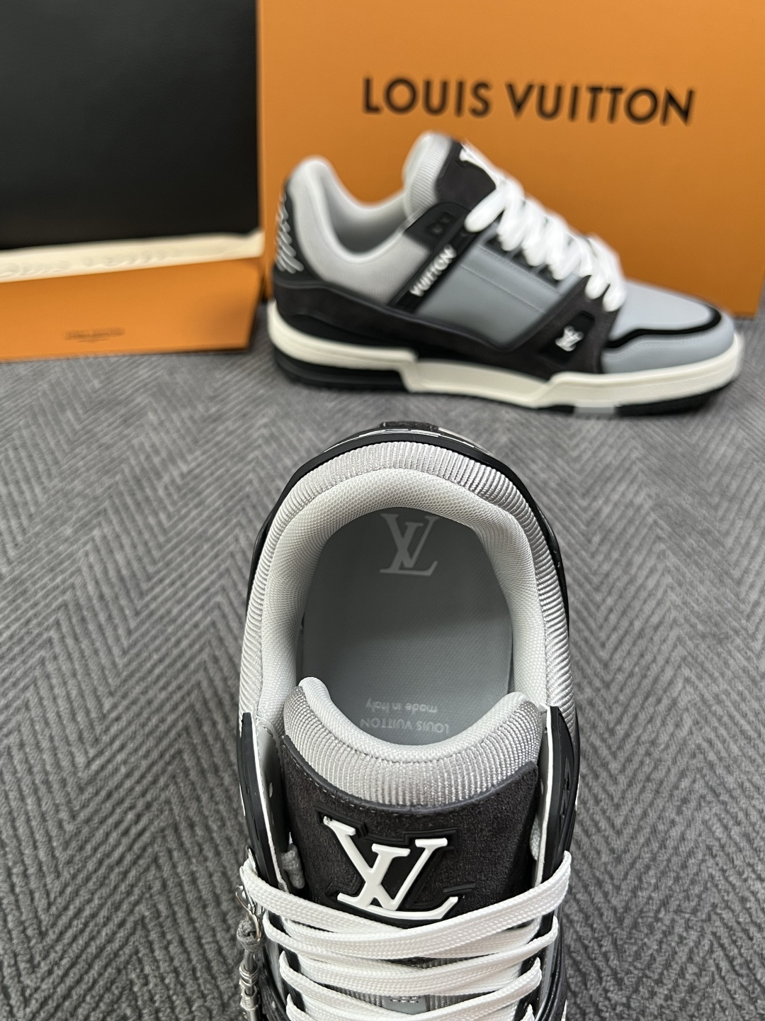 Lv  高品质  顶级工艺品  路易威登，专柜同步原厂配置，鞋面意大利进口，高品质拼接缤纷色彩复杂工艺品，进口牛皮里垫柔