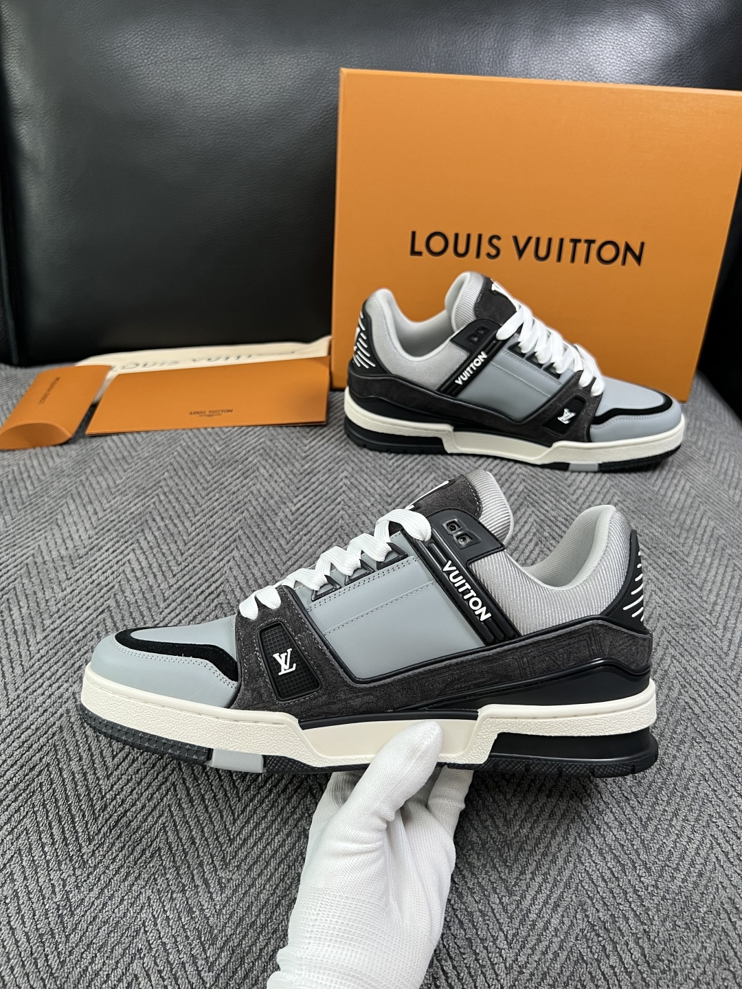 Lv  高品质  顶级工艺品  路易威登，专柜同步原厂配置，鞋面意大利进口，高品质拼接缤纷色彩复杂工艺品，进口牛皮里垫柔