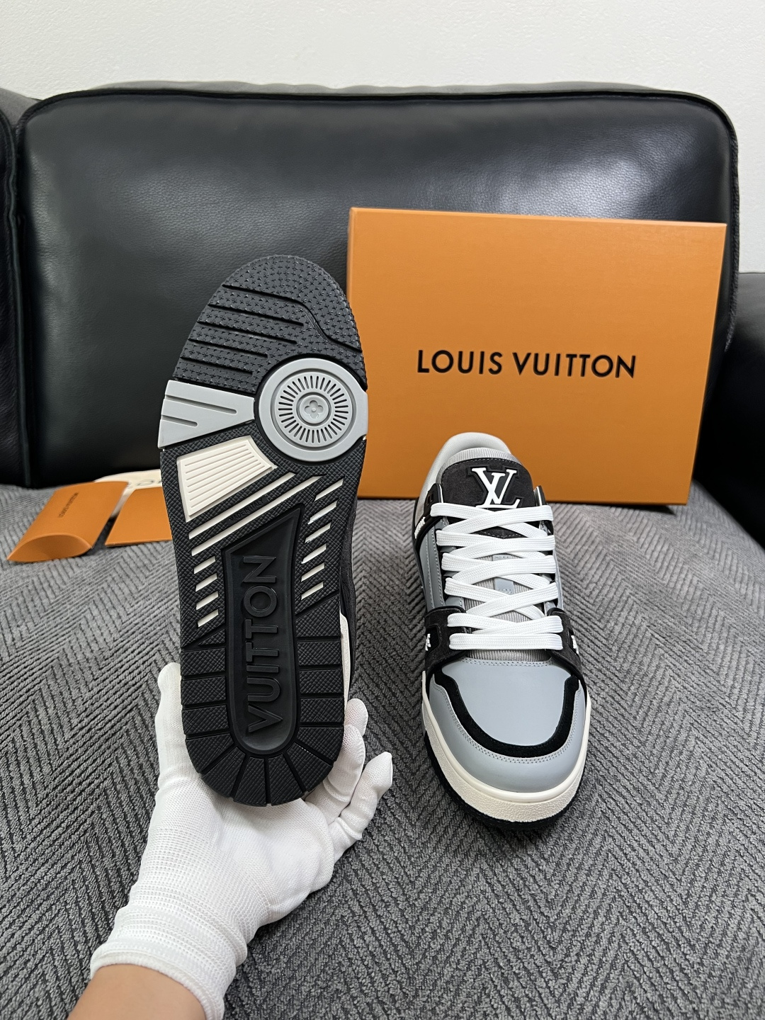 Lv  高品质  顶级工艺品  路易威登，专柜同步原厂配置，鞋面意大利进口，高品质拼接缤纷色彩复杂工艺品，进口牛皮里垫柔