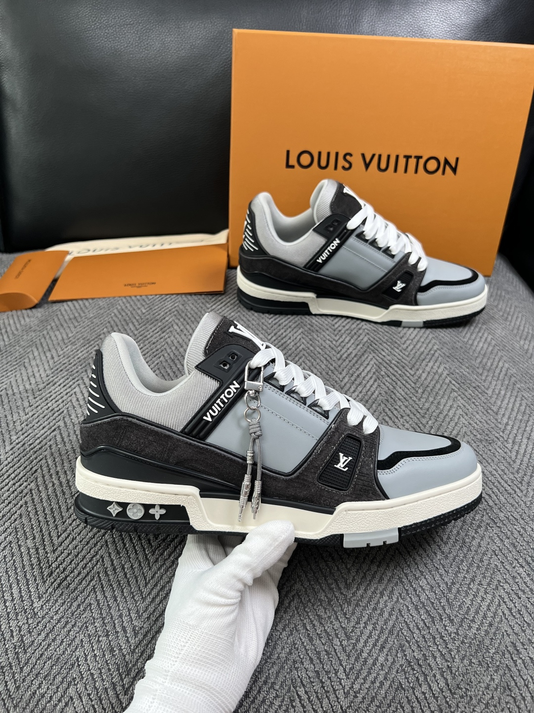 Lv  高品质  顶级工艺品  路易威登，专柜同步原厂配置，鞋面意大利进口，高品质拼接缤纷色彩复杂工艺品，进口牛皮里垫柔