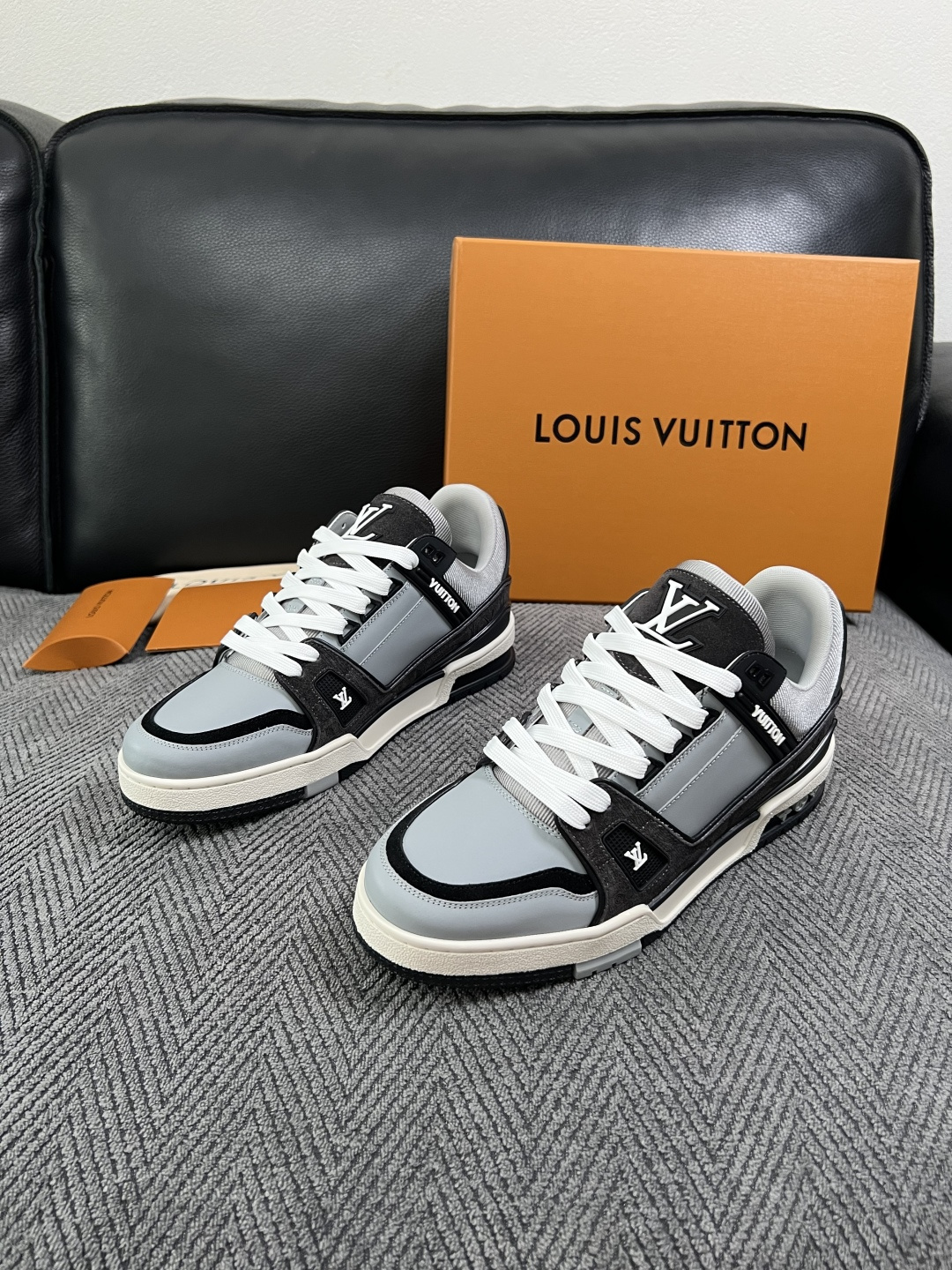 Lv  高品质  顶级工艺品  路易威登，专柜同步原厂配置，鞋面意大利进口，高品质拼接缤纷色彩复杂工艺品，进口牛皮里垫柔