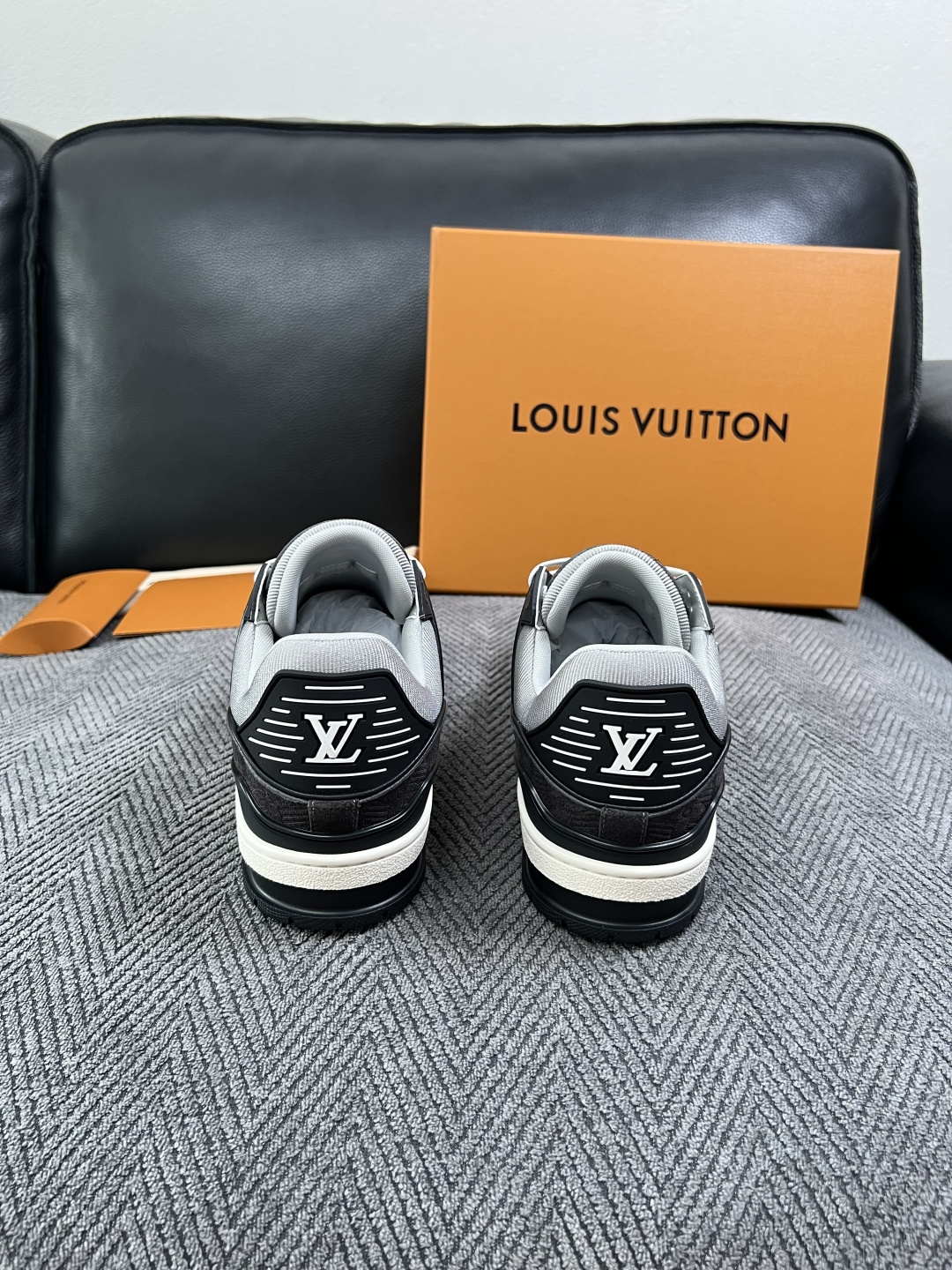 Lv  高品质  顶级工艺品  路易威登，专柜同步原厂配置，鞋面意大利进口，高品质拼接缤纷色彩复杂工艺品，进口牛皮里垫柔
