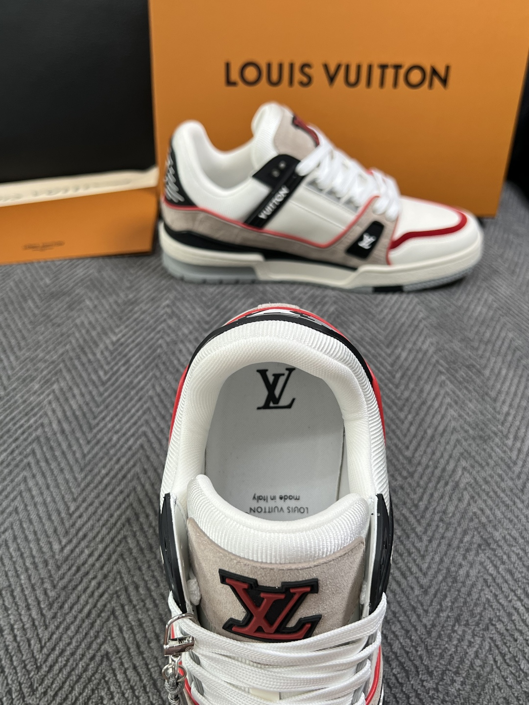 Lv  高品质  顶级工艺品  路易威登，专柜同步原厂配置，鞋面意大利进口，高品质拼接缤纷色彩复杂工艺品，进口牛皮里垫柔