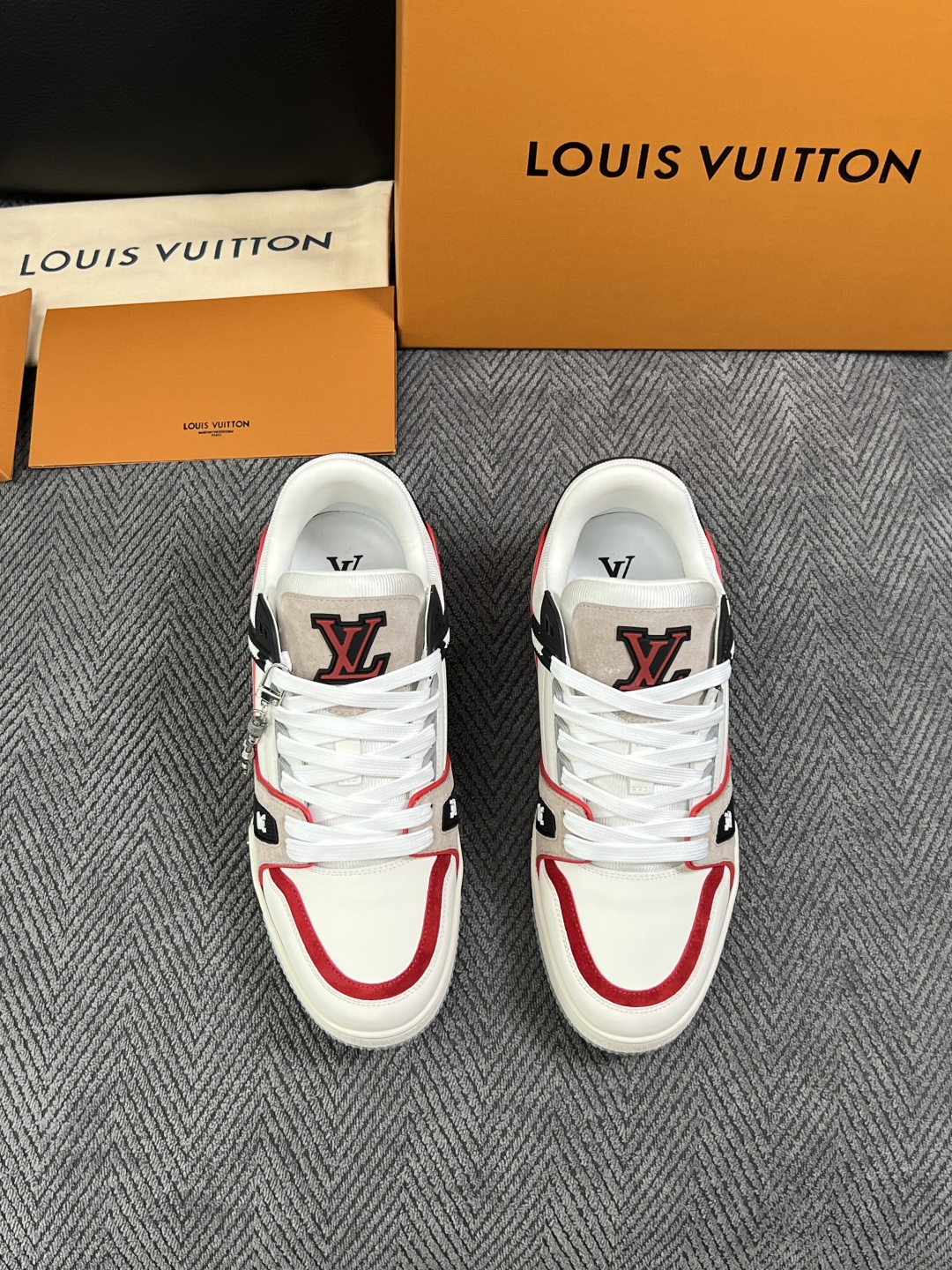 Lv  高品质  顶级工艺品  路易威登，专柜同步原厂配置，鞋面意大利进口，高品质拼接缤纷色彩复杂工艺品，进口牛皮里垫柔