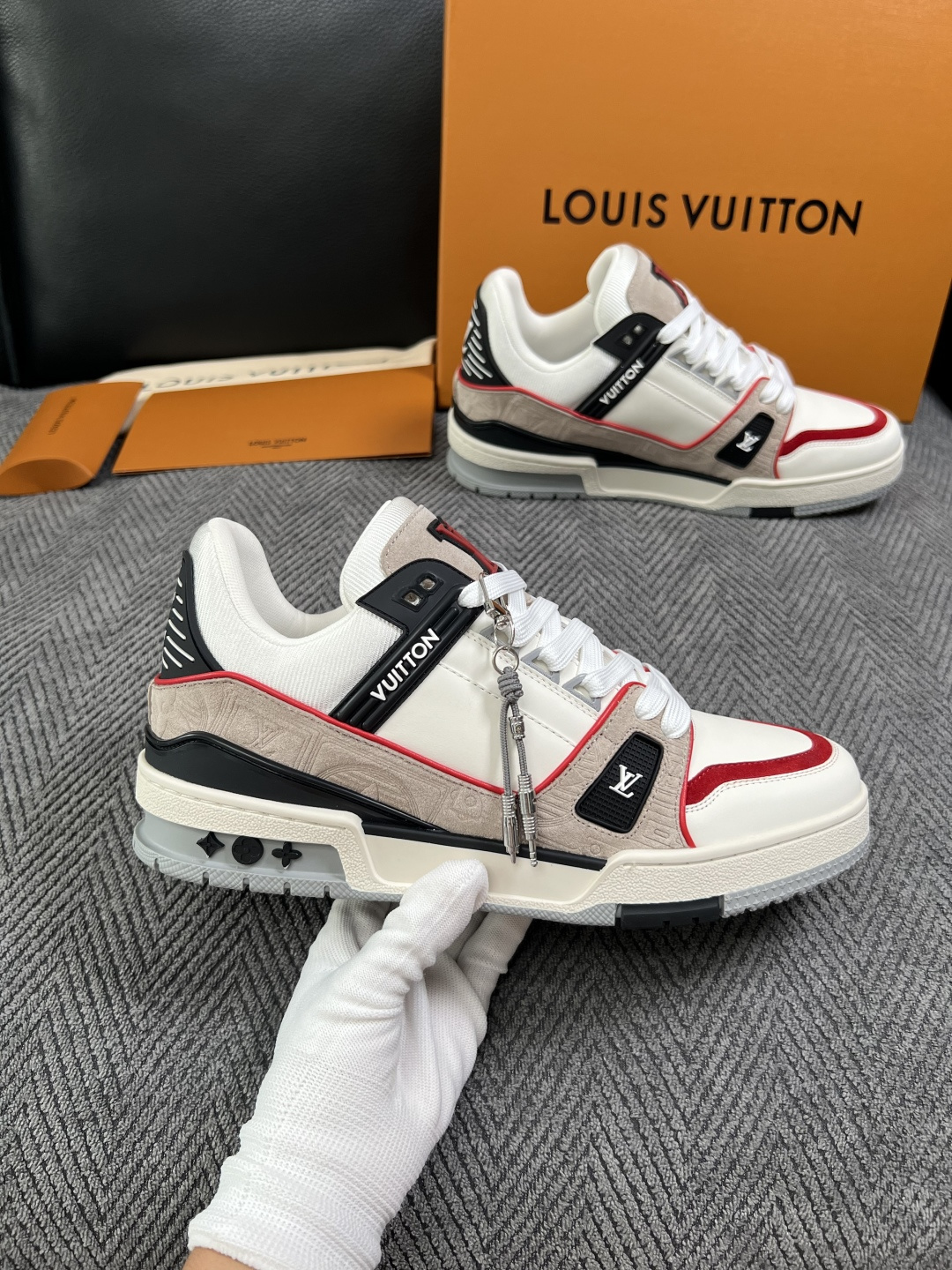 Lv  高品质  顶级工艺品  路易威登，专柜同步原厂配置，鞋面意大利进口，高品质拼接缤纷色彩复杂工艺品，进口牛皮里垫柔
