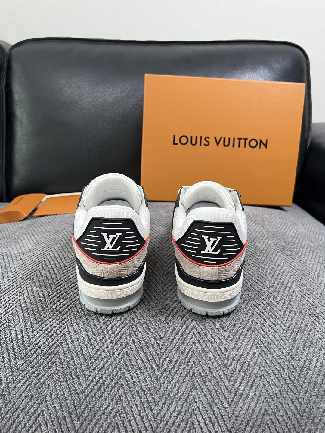 Lv  高品质  顶级工艺品  路易威登，专柜同步原厂配置，鞋面意大利进口，高品质拼接缤纷色彩复杂工艺品，进口牛皮里垫柔