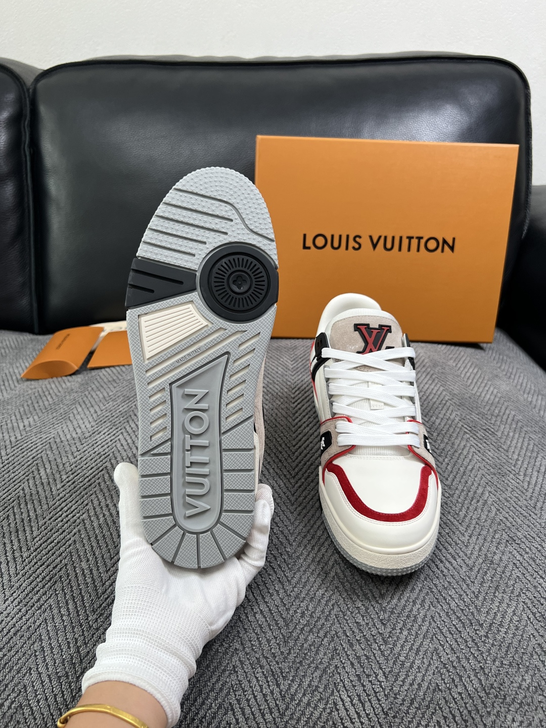 Lv  高品质  顶级工艺品  路易威登，专柜同步原厂配置，鞋面意大利进口，高品质拼接缤纷色彩复杂工艺品，进口牛皮里垫柔