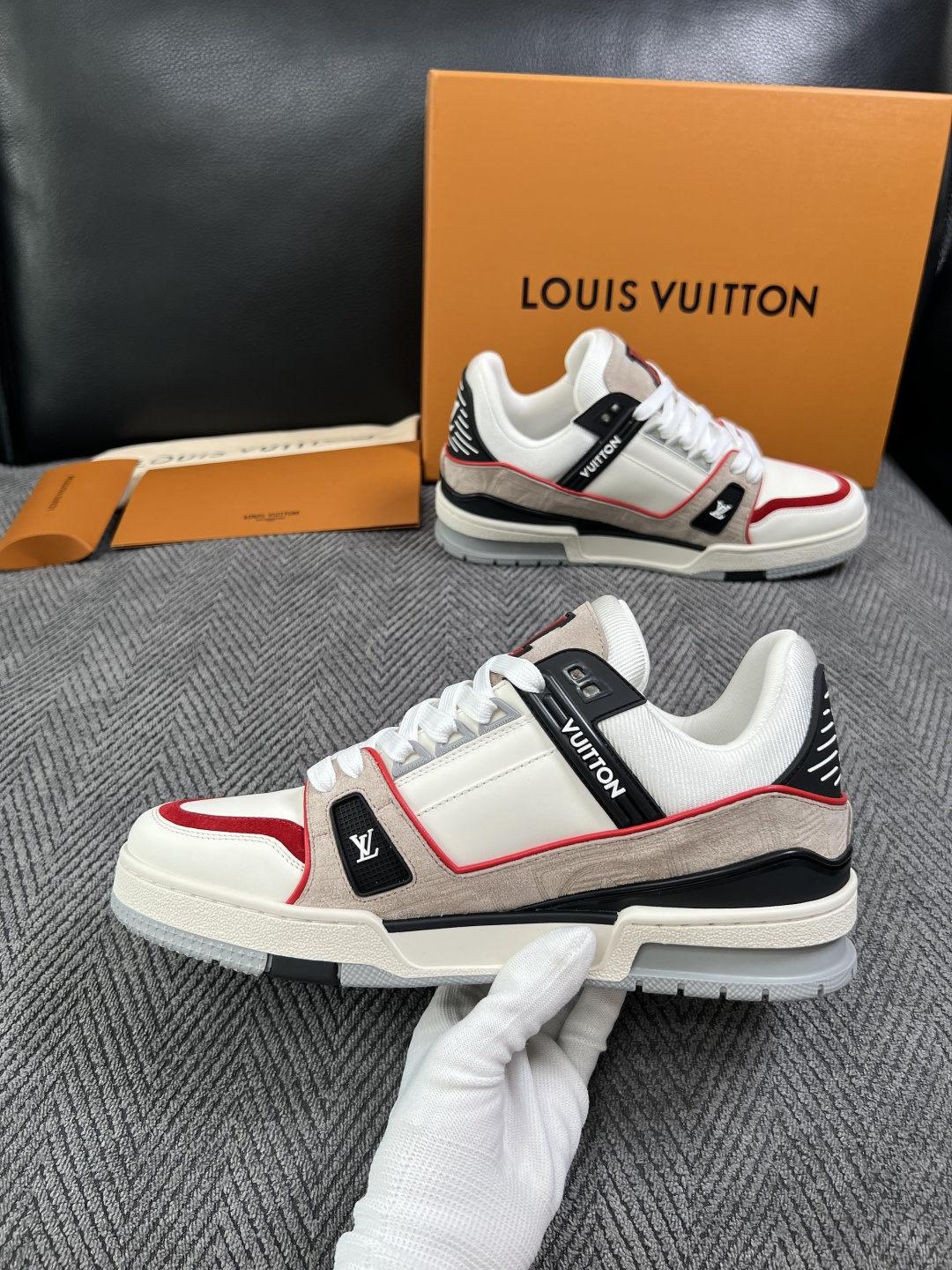 Lv  高品质  顶级工艺品  路易威登，专柜同步原厂配置，鞋面意大利进口，高品质拼接缤纷色彩复杂工艺品，进口牛皮里垫柔