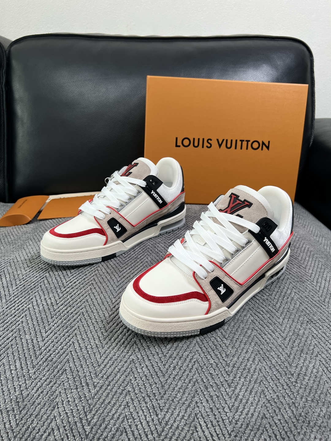 Lv  高品质  顶级工艺品  路易威登，专柜同步原厂配置，鞋面意大利进口，高品质拼接缤纷色彩复杂工艺品，进口牛皮里垫柔