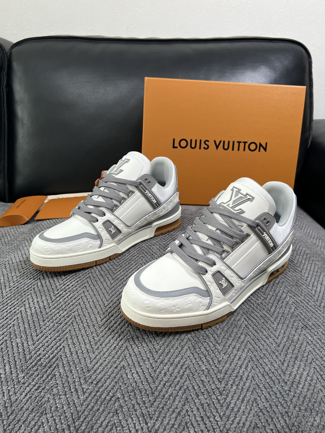 Lv  高品质  顶级工艺品  路易威登，专柜同步原厂配置，鞋面意大利进口，高品质拼接缤纷色彩复杂工艺品，进口牛皮里垫柔