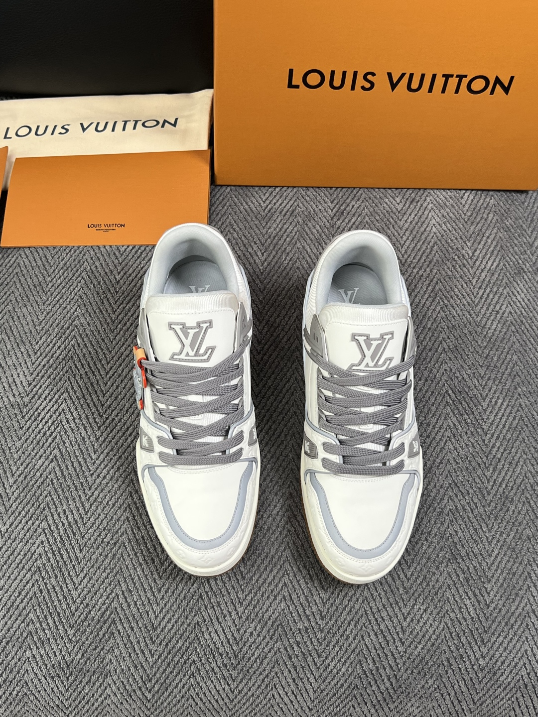 Lv  高品质  顶级工艺品  路易威登，专柜同步原厂配置，鞋面意大利进口，高品质拼接缤纷色彩复杂工艺品，进口牛皮里垫柔