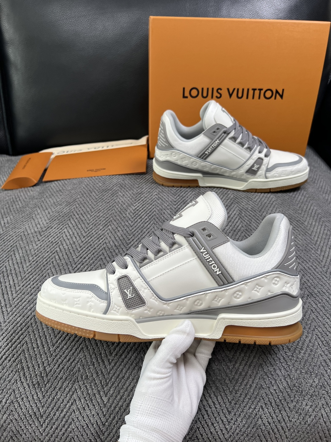 Lv  高品质  顶级工艺品  路易威登，专柜同步原厂配置，鞋面意大利进口，高品质拼接缤纷色彩复杂工艺品，进口牛皮里垫柔