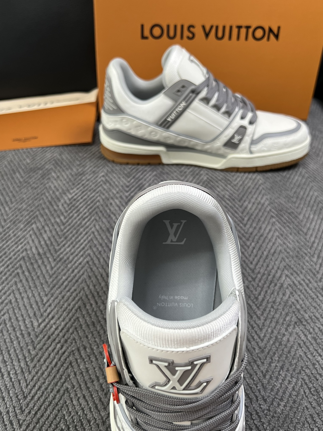 Lv  高品质  顶级工艺品  路易威登，专柜同步原厂配置，鞋面意大利进口，高品质拼接缤纷色彩复杂工艺品，进口牛皮里垫柔