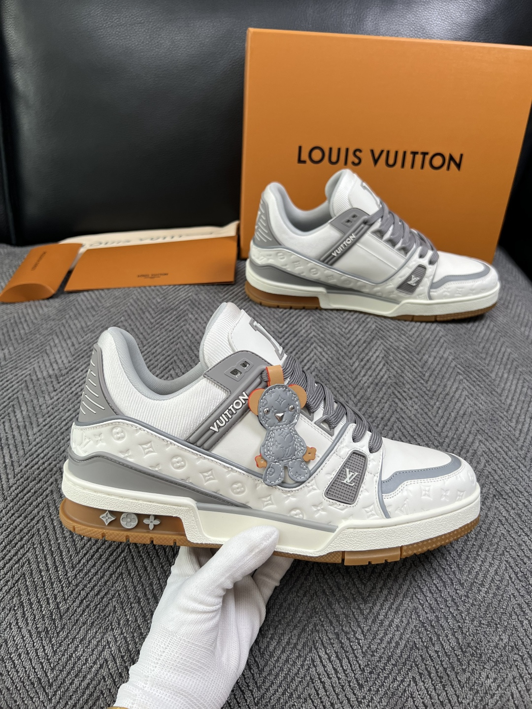Lv  高品质  顶级工艺品  路易威登，专柜同步原厂配置，鞋面意大利进口，高品质拼接缤纷色彩复杂工艺品，进口牛皮里垫柔