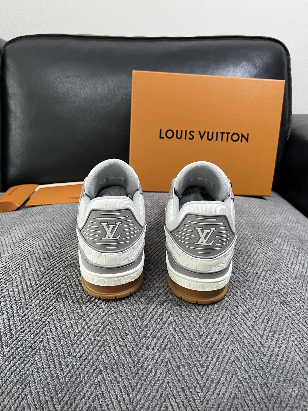 Lv  高品质  顶级工艺品  路易威登，专柜同步原厂配置，鞋面意大利进口，高品质拼接缤纷色彩复杂工艺品，进口牛皮里垫柔