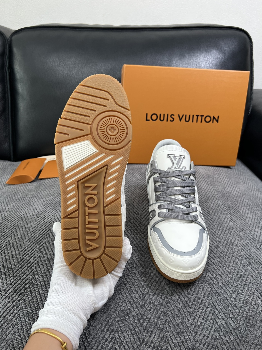 Lv  高品质  顶级工艺品  路易威登，专柜同步原厂配置，鞋面意大利进口，高品质拼接缤纷色彩复杂工艺品，进口牛皮里垫柔