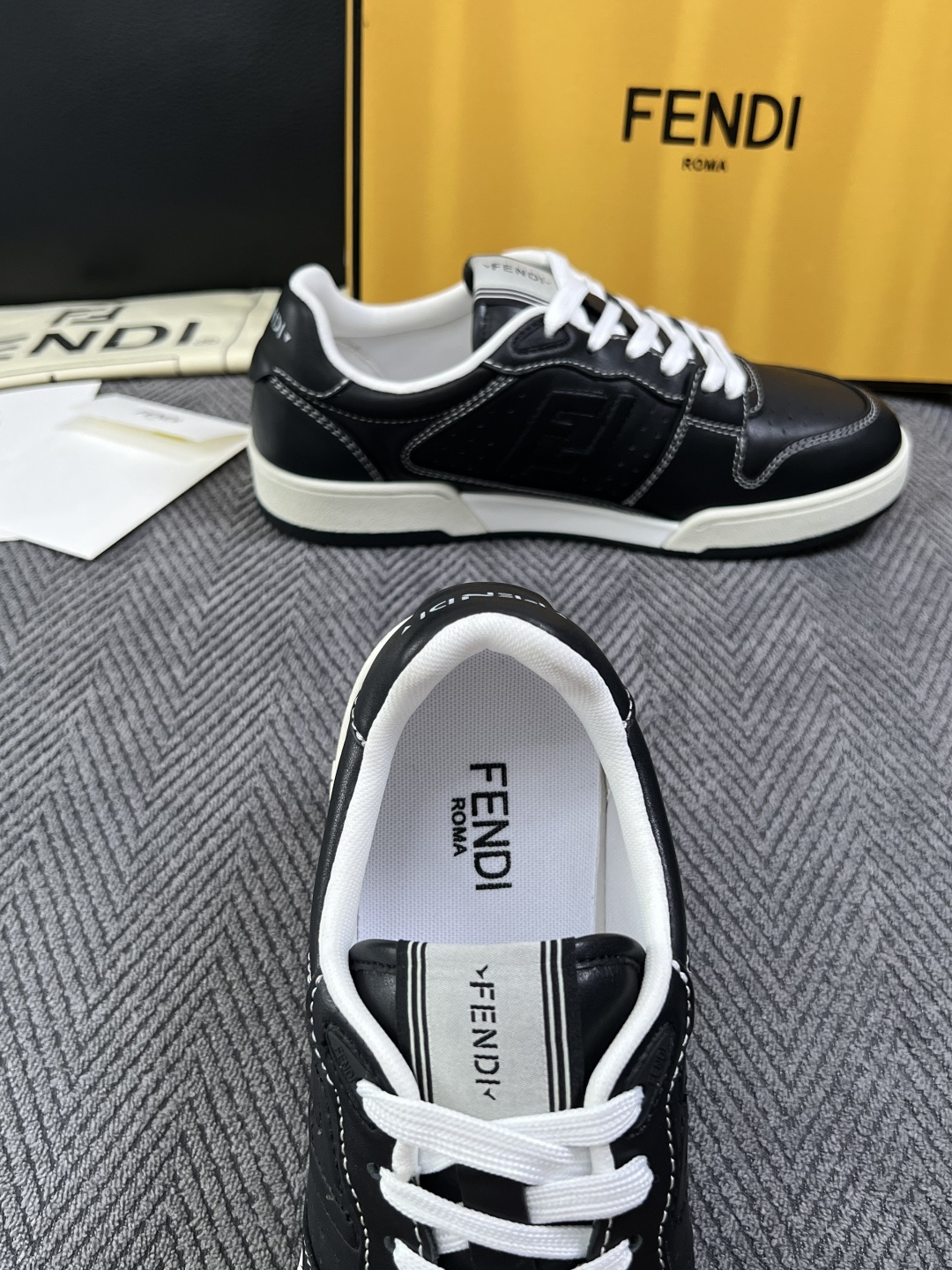 FENDI  高品质  顶级工艺品，芬迪  专柜同步，原厂配置意大利进口牛皮面料，进口牛皮内里垫，透气舒适，鞋底：原厂特