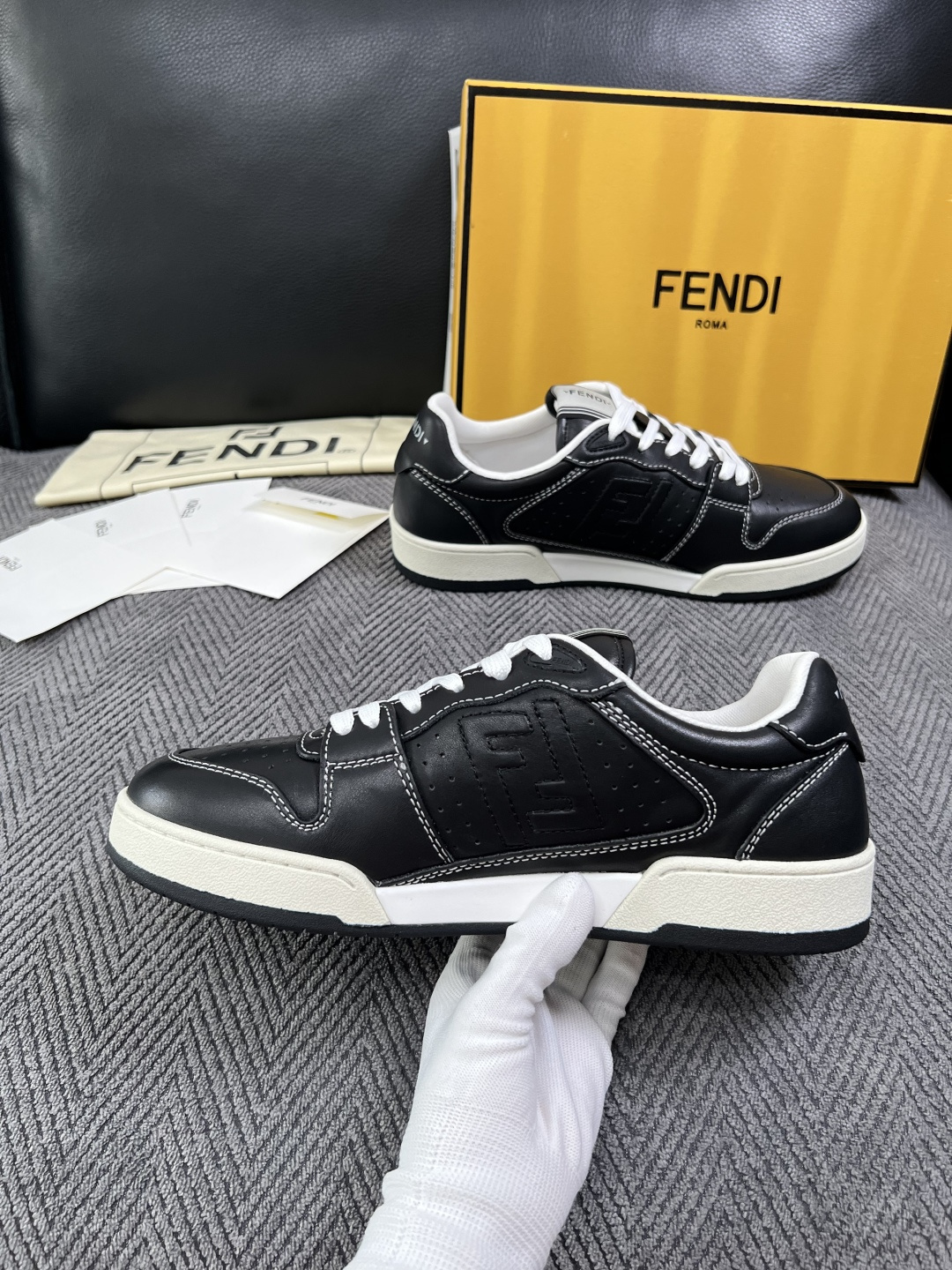 FENDI  高品质  顶级工艺品，芬迪  专柜同步，原厂配置意大利进口牛皮面料，进口牛皮内里垫，透气舒适，鞋底：原厂特