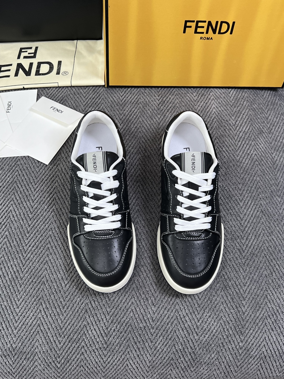 FENDI  高品质  顶级工艺品，芬迪  专柜同步，原厂配置意大利进口牛皮面料，进口牛皮内里垫，透气舒适，鞋底：原厂特
