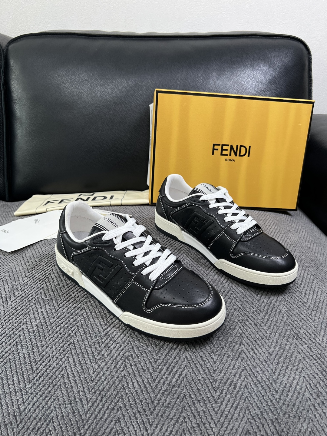 FENDI 高品质 顶级工艺品,芬迪 专柜同步,原厂配置意大利进口牛皮面料,进口牛皮内里垫,透气舒适,鞋底:原厂特 FENDI 高品质 顶级工艺品,芬迪 专柜同步,原厂配置意大利进口牛皮面料,进口牛皮内里垫,透气舒适,鞋底:原厂特
