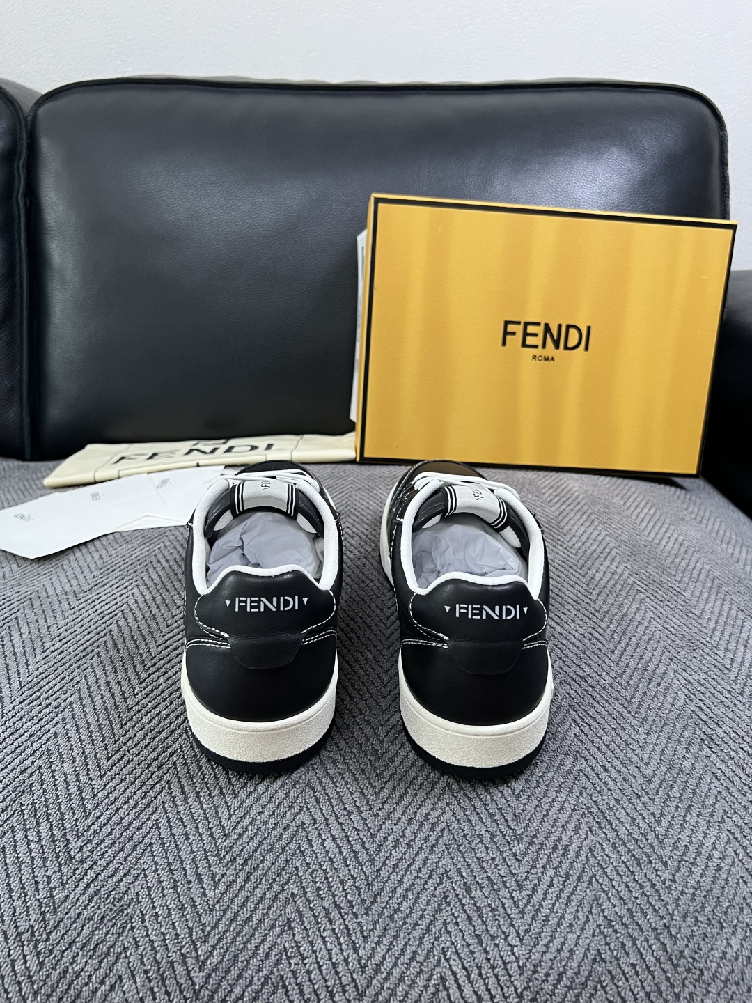 FENDI  高品质  顶级工艺品，芬迪  专柜同步，原厂配置意大利进口牛皮面料，进口牛皮内里垫，透气舒适，鞋底：原厂特