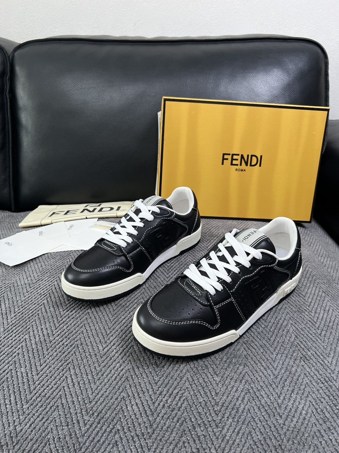 FENDI  高品质  顶级工艺品，芬迪  专柜同步，原厂配置意大利进口牛皮面料，进口牛皮内里垫，透气舒适，鞋底：原厂特