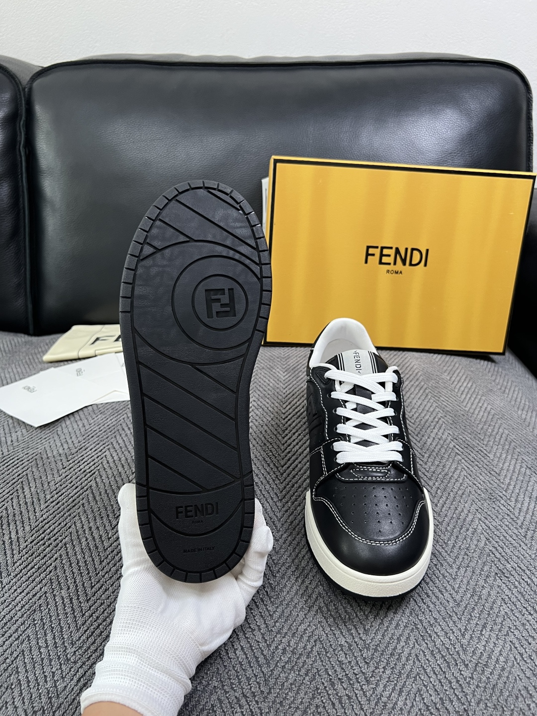 FENDI  高品质  顶级工艺品，芬迪  专柜同步，原厂配置意大利进口牛皮面料，进口牛皮内里垫，透气舒适，鞋底：原厂特