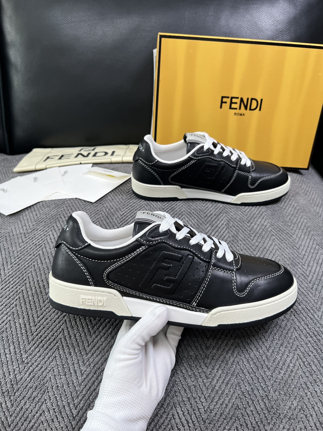 FENDI  高品质  顶级工艺品，芬迪  专柜同步，原厂配置意大利进口牛皮面料，进口牛皮内里垫，透气舒适，鞋底：原厂特