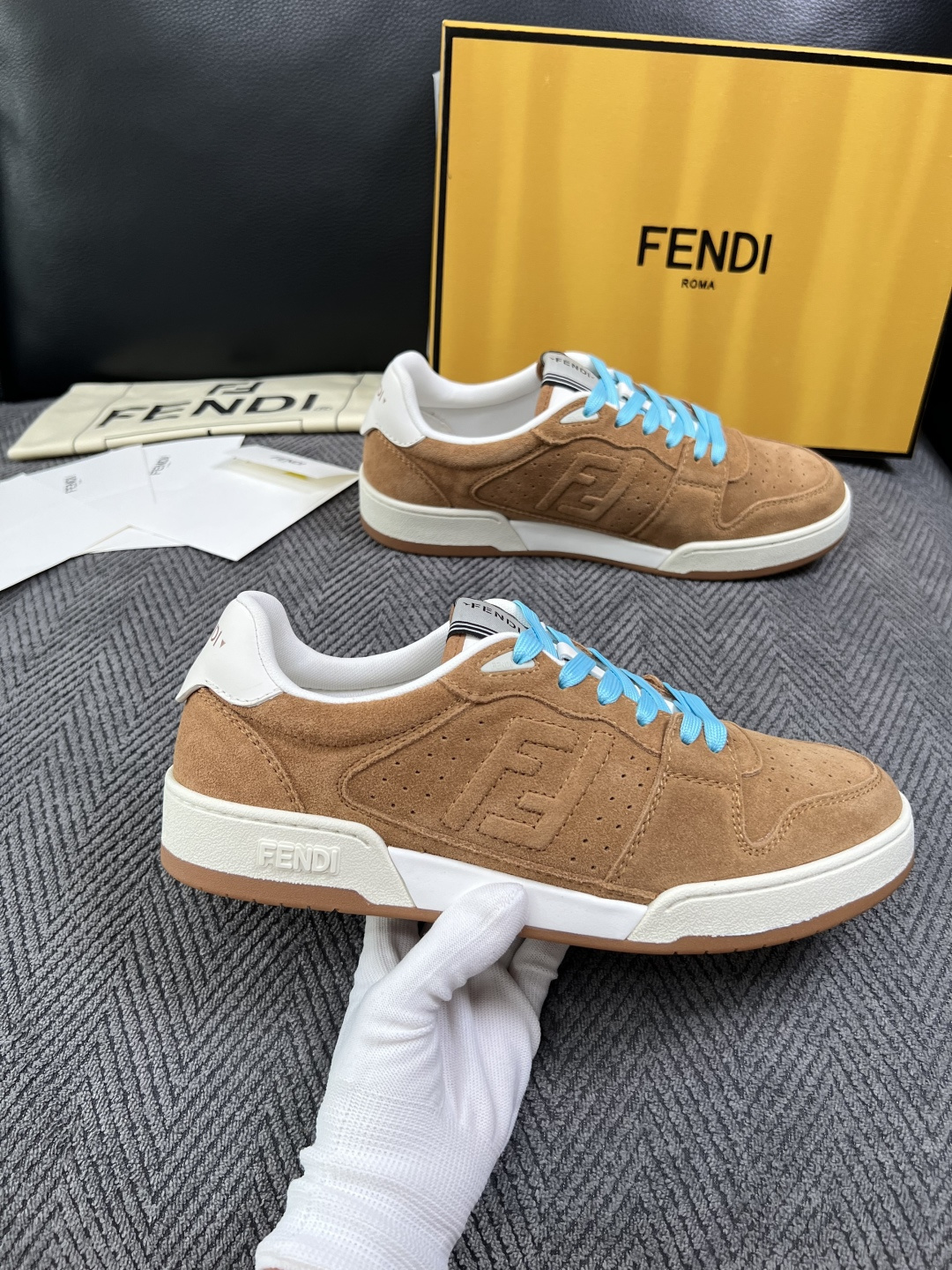 FENDI  高品质  顶级工艺品，芬迪  专柜同步，原厂配置意大利进口牛皮面料，进口牛皮内里垫，透气舒适，鞋底：原厂特