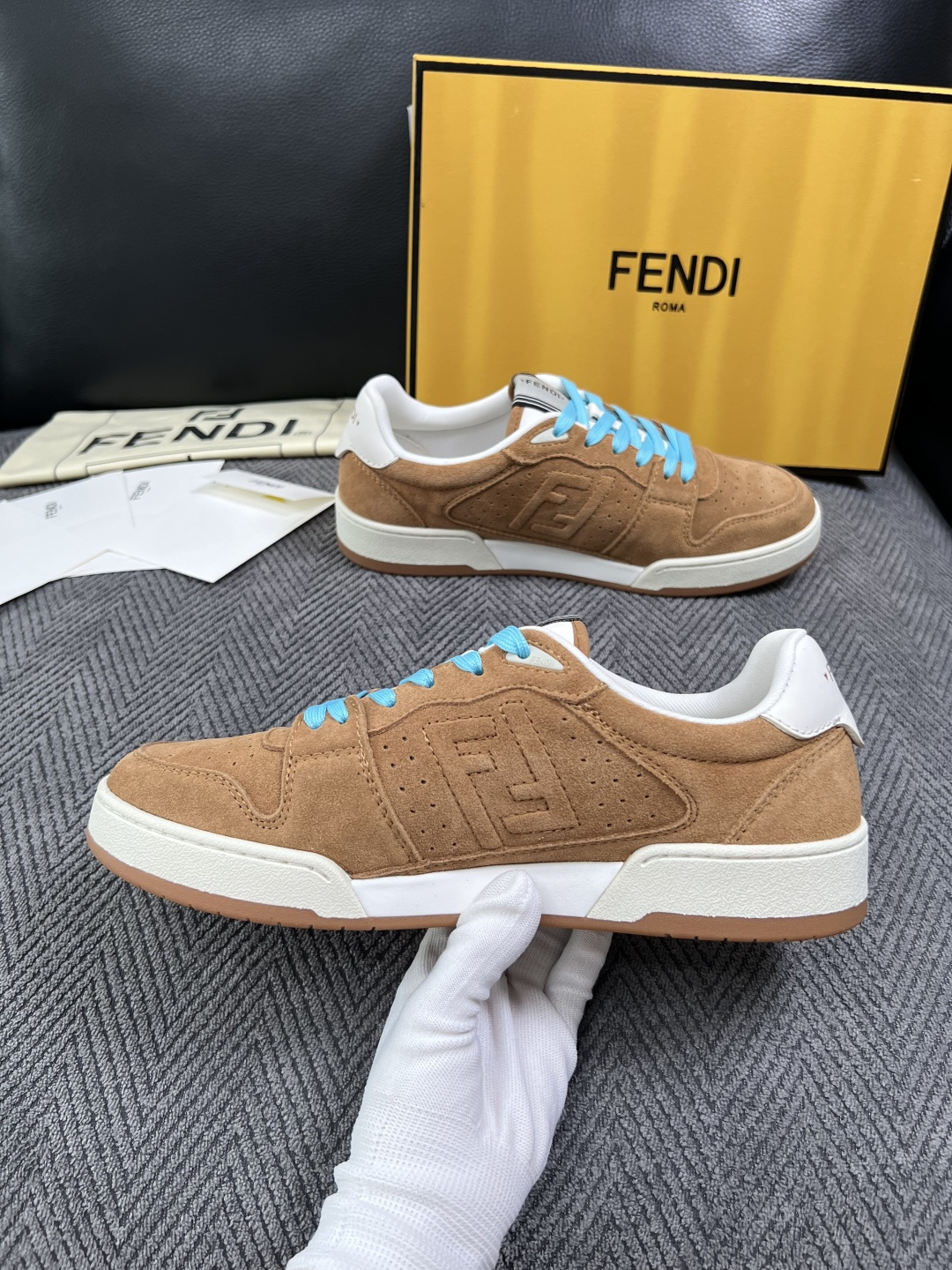 FENDI  高品质  顶级工艺品，芬迪  专柜同步，原厂配置意大利进口牛皮面料，进口牛皮内里垫，透气舒适，鞋底：原厂特