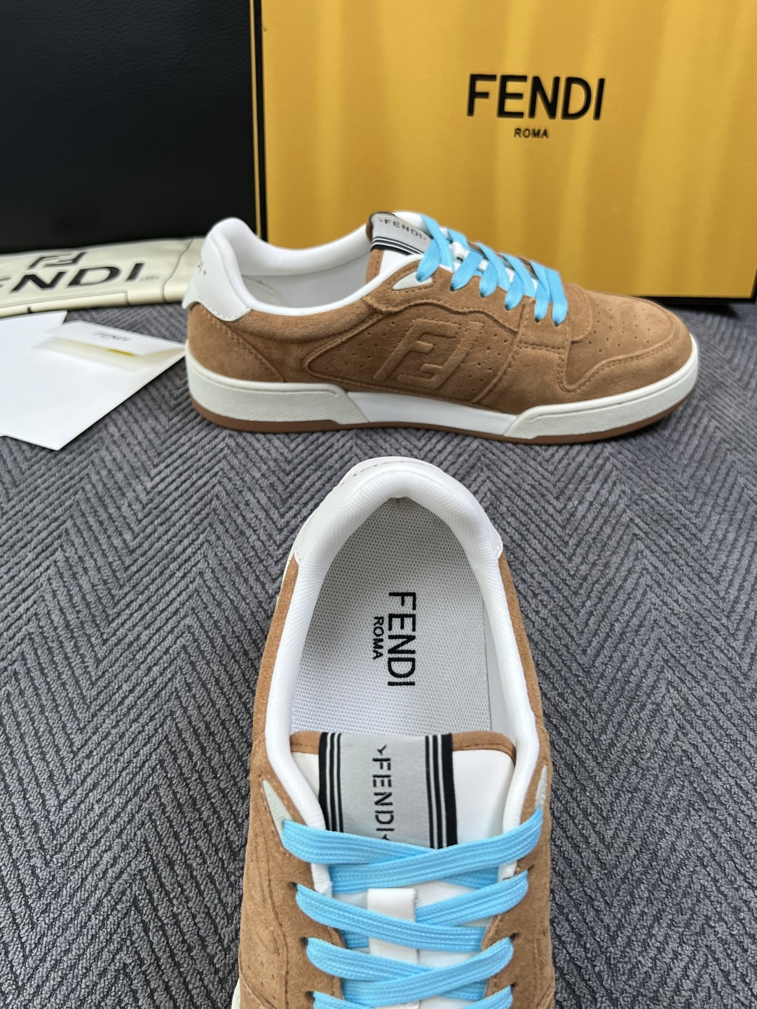 FENDI  高品质  顶级工艺品，芬迪  专柜同步，原厂配置意大利进口牛皮面料，进口牛皮内里垫，透气舒适，鞋底：原厂特