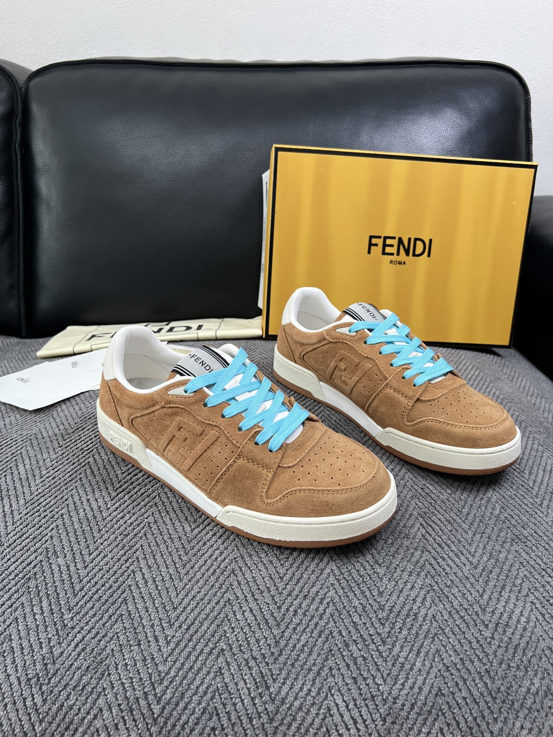FENDI 高品质 顶级工艺品,芬迪 专柜同步,原厂配置意大利进口牛皮面料,进口牛皮内里垫,透气舒适,鞋底:原厂特 FENDI 高品质 顶级工艺品,芬迪 专柜同步,原厂配置意大利进口牛皮面料,进口牛皮内里垫,透气舒适,鞋底:原厂特