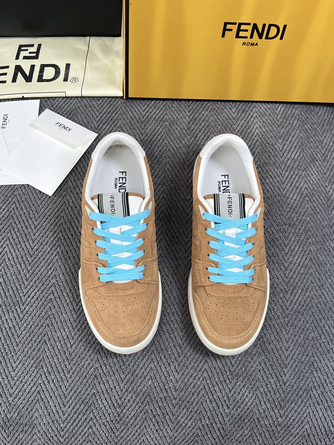 FENDI  高品质  顶级工艺品，芬迪  专柜同步，原厂配置意大利进口牛皮面料，进口牛皮内里垫，透气舒适，鞋底：原厂特