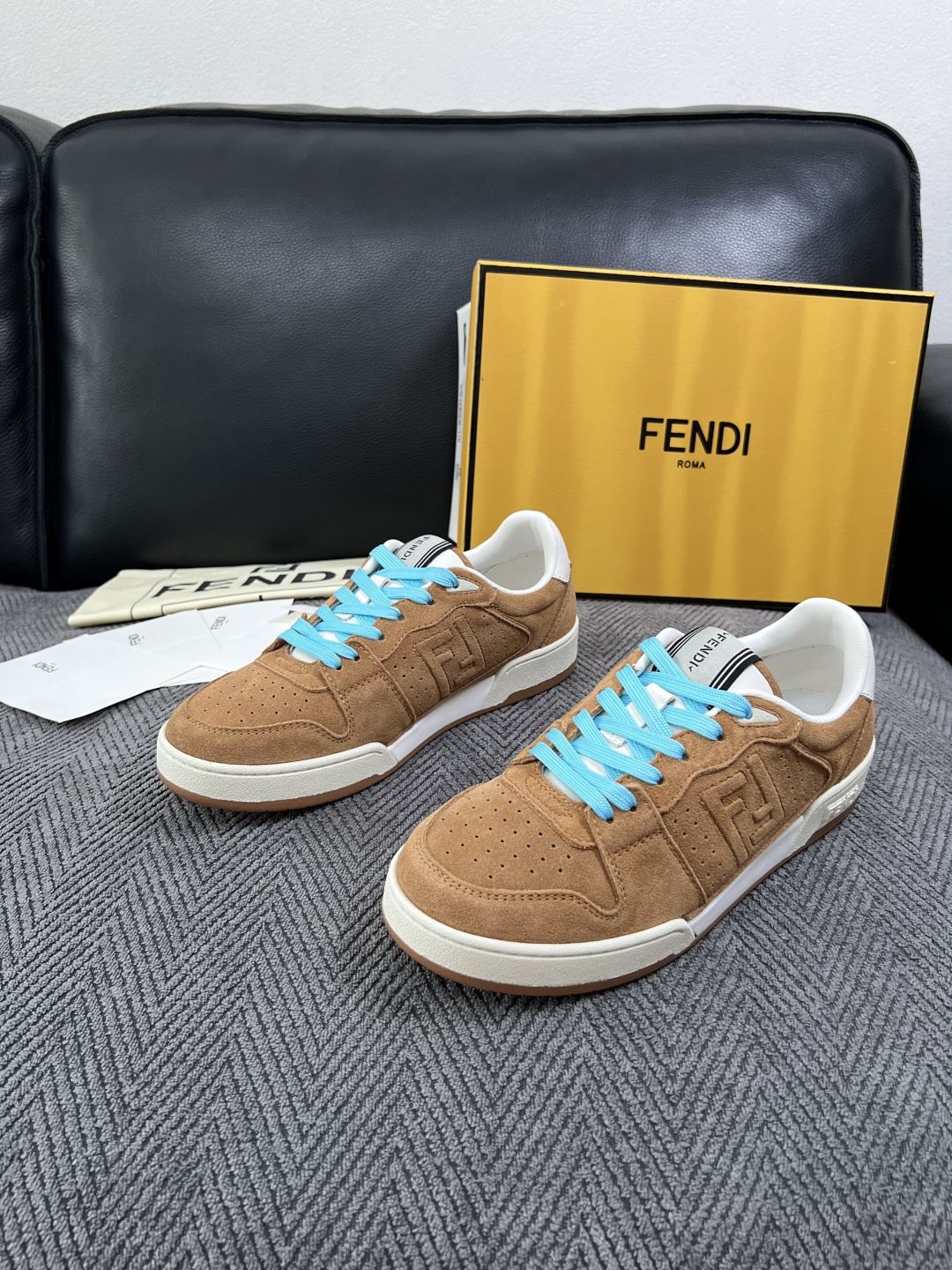 FENDI  高品质  顶级工艺品，芬迪  专柜同步，原厂配置意大利进口牛皮面料，进口牛皮内里垫，透气舒适，鞋底：原厂特