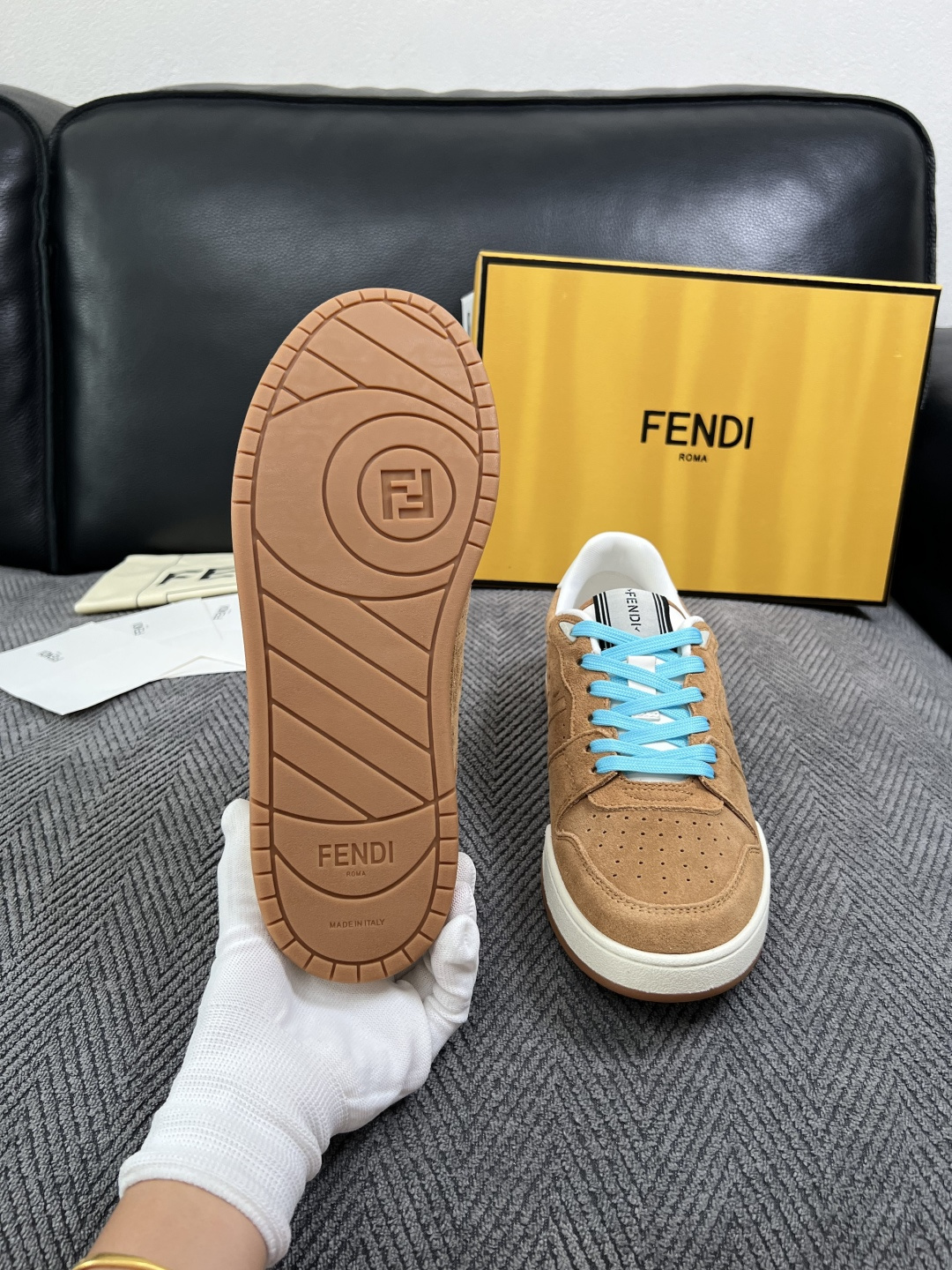 FENDI  高品质  顶级工艺品，芬迪  专柜同步，原厂配置意大利进口牛皮面料，进口牛皮内里垫，透气舒适，鞋底：原厂特
