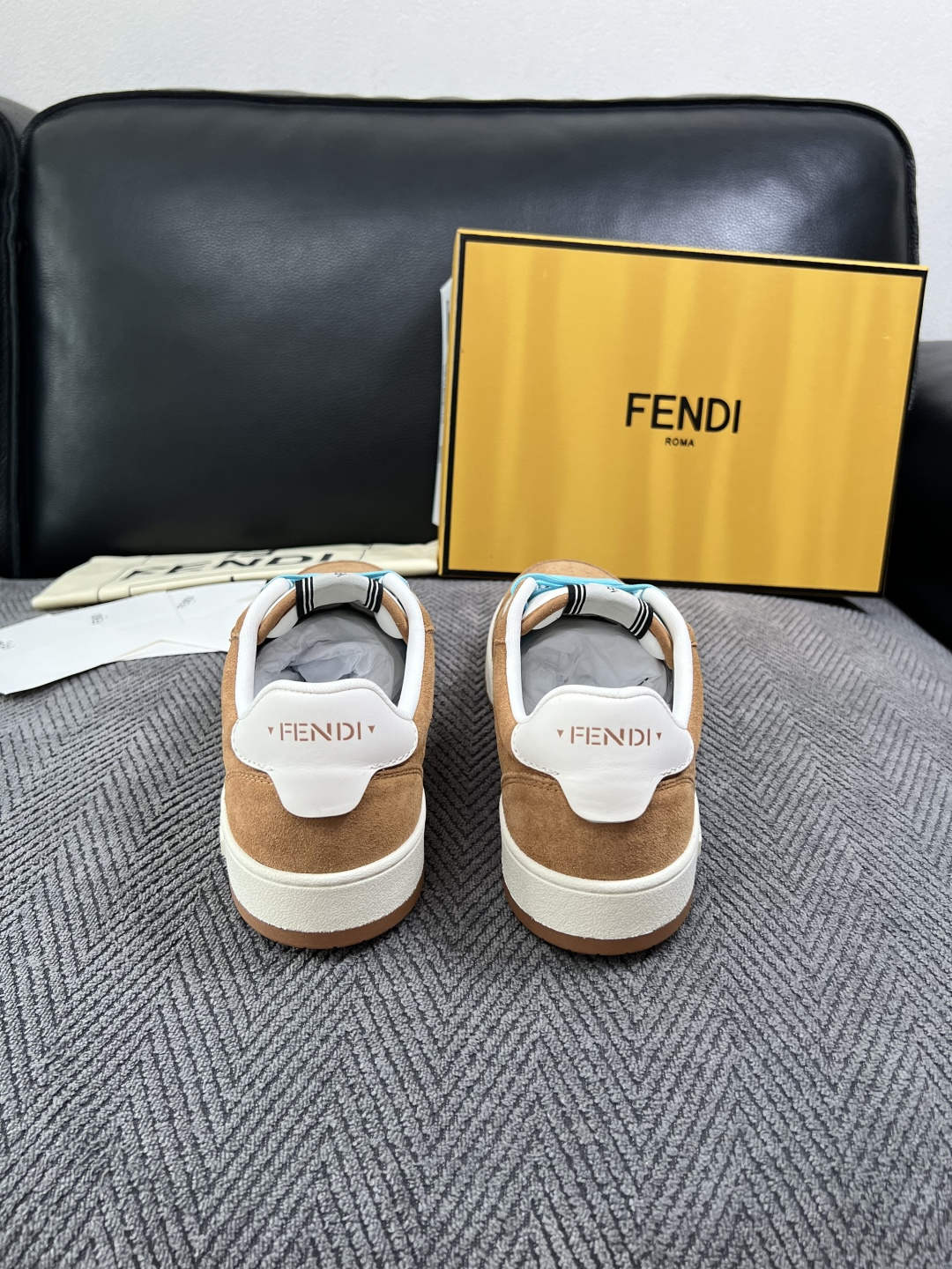 FENDI  高品质  顶级工艺品，芬迪  专柜同步，原厂配置意大利进口牛皮面料，进口牛皮内里垫，透气舒适，鞋底：原厂特