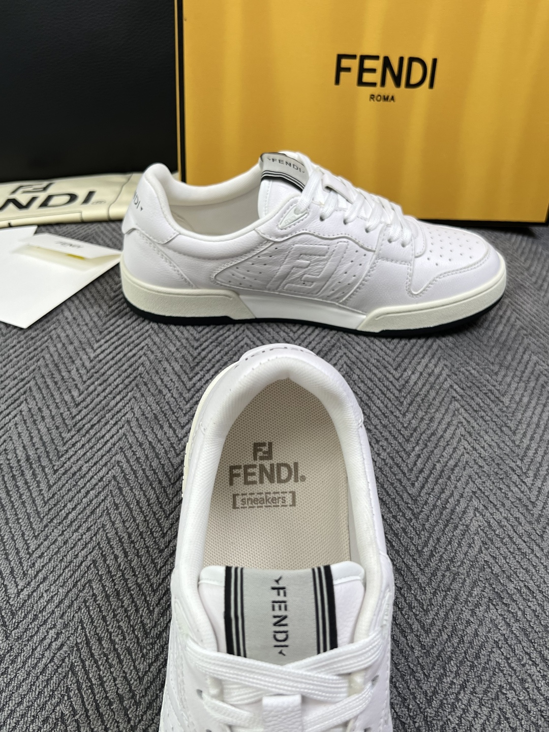 FENDI  高品质  顶级工艺品，芬迪  专柜同步，原厂配置意大利进口牛皮面料，进口牛皮内里垫，透气舒适，鞋底：原厂特
