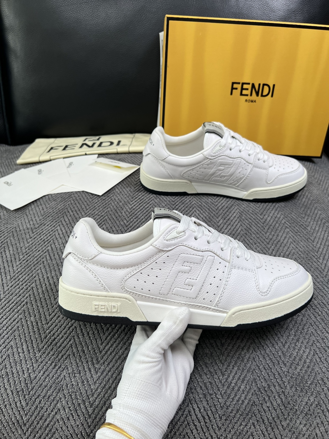 FENDI  高品质  顶级工艺品，芬迪  专柜同步，原厂配置意大利进口牛皮面料，进口牛皮内里垫，透气舒适，鞋底：原厂特